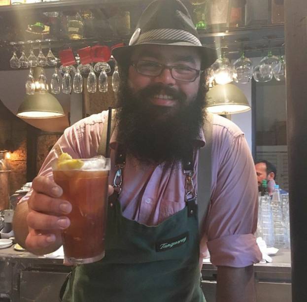 Diogo Sevilio, 32 anos. Trabalha na &aacute;rea h&aacute; 13 anos e hoje comanda o bar do Cozinha 212, em S&atilde;o Paulo. Seu drink Dirt Beet &eacute; um twist do Dutch Martini, gin Tanqueray N.10, tintura de beterraba, salmoura de pickles de beterraba e vinho oxidado.&ldquo;Participar do World Class &eacute; a formaliza&ccedil;&atilde;o de um trabalho bem feito. Ganhar significa espalhar seu trabalho e ter acesso ao mundo&rdquo;, diz