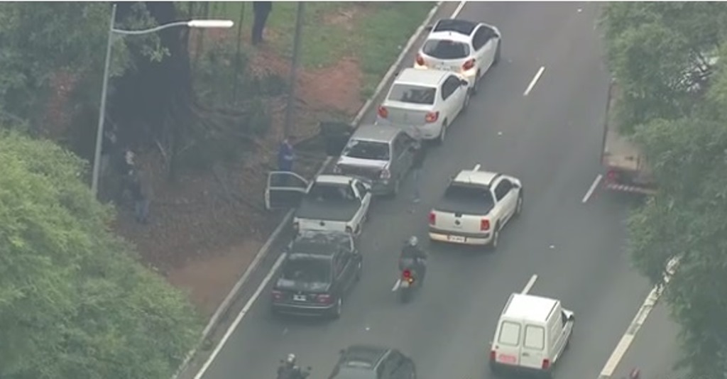 Engavetamento deixa feridos e congestiona 23 de Maio