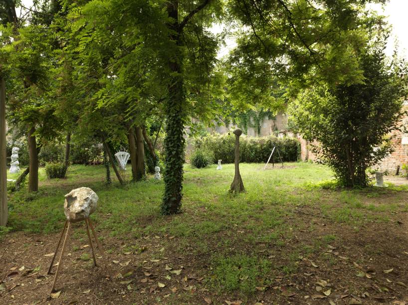 Esculturas espalhadas por um dos jardins venezianos