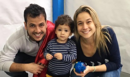 Fernanda Gentil posta foto com ex-marido e fala sobre o filho