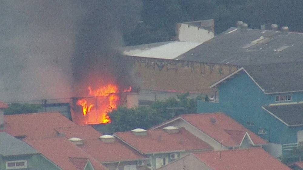 Incêndio atinge galpão de materiais recicláveis em Guarulhos