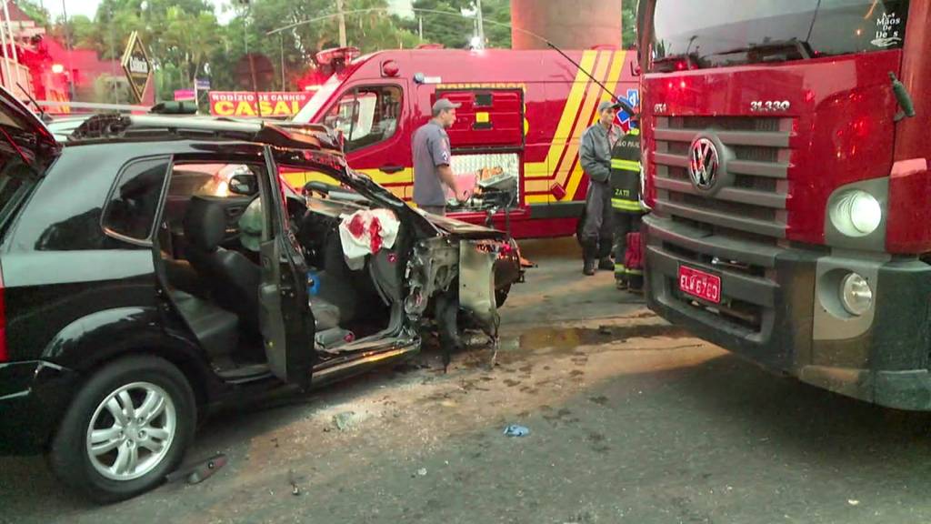 Acidente entre carro e caminhão deixa feridos na Marginal Tietê