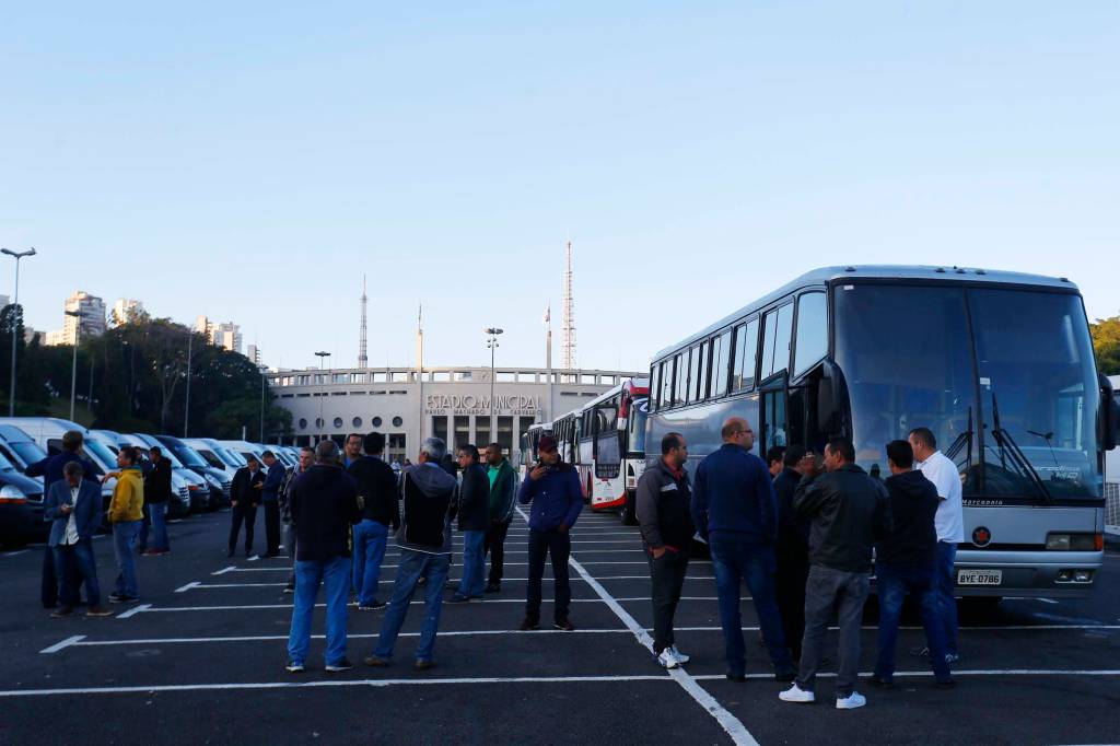 Motoristas de fretados fazem ato por flexibilização de regras