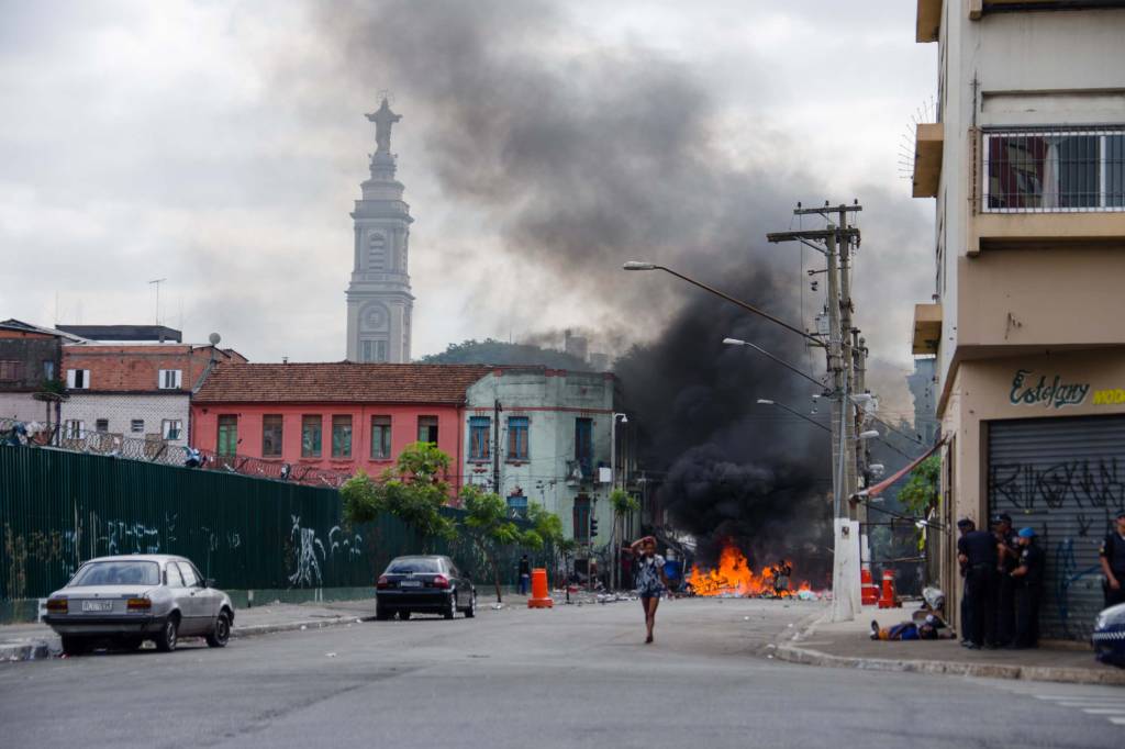 Confronto entre PM e usuários de drogas causa pânico no centro