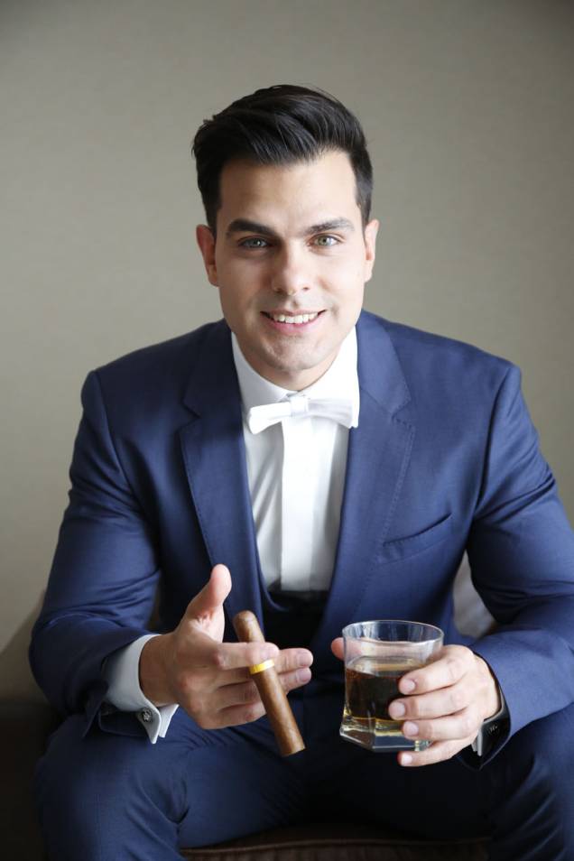 Gustavo Guedes, 30 anos. Começou com 18 anos com bar de festa e hoje é dono do Balcão 86, em Brasília. Usou as frutas que a avó ensinou a comer e batizou o drink de “Bastiana” em homenagem a ela. Inspirado no Moscow Mule, o drink leva Ypioca 5 chaves, seriguela, conserva de gengibre, umbu, caldo de cana e espuma de cupuaçu. “Antes de trabalhar com coquetelaria já acompanhava o World Class e o campeonato foi o motivo por que entrei nessa área”, diz. Gustavo Guedes, 30 anos. Começou com 18 anos com bar de festa e hoje é dono do Balcão 86, em Brasília. Usou as frutas que a avó ensinou a comer e batizou o drink de “Bastiana” em homenagem a ela. Inspirado no Moscow Mule, o drink leva Ypioca 5 chaves, seriguela, conserva de gengibre, umbu, caldo de cana e espuma de cupuaçu. “Antes de trabalhar com coquetelaria já acompanhava o World Class e o campeonato foi o motivo por que entrei nessa área”, diz.