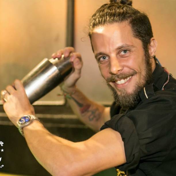 Jairo Gama, 32 anos. Come&ccedil;ou no ABC Paulista h&aacute; 15 anos e atualmente &eacute; chefe de bar do The Sailor, em S&atilde;o Paulo. Classificou-se para a final com a cria&ccedil;&atilde;o do coquetel &ldquo;Garden&rdquo;, que conta com o gin Tanqueray N.10, pur&ecirc; de ab&oacute;bora e cogumelos e suspiro. &lsquo;Estou muito feliz de estar na final do World Class. &Eacute; minha segunda vez e agora estou no meu &aacute;pice&rdquo;.