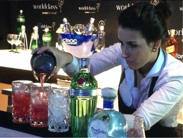 Jessica Sanchez, 28 anos. De São Paulo, era sommelier e começou a fazer cursos de bar aos 19 anos. Apaixonou-se pela coquetelaria, mudou-se para o Rio de Janeiro, foi bartender do Copacabana Palace e hoje cuida de 12 bares de restaurante, inclusive o seu, o Vizinho Gastrobar. Foi para a final com sua criação “Bubbles out”, um drink com o rum Zacapa, redução de champagne e ácido cítrico. “Conquistei todas as grandes coisas que eu queria e tem uma coisa que está na minha lista que é ganhar o World Class”, diz. Jessica Sanchez, 28 anos. De São Paulo, era sommelier e começou a fazer cursos de bar aos 19 anos. Apaixonou-se pela coquetelaria, mudou-se para o Rio de Janeiro, foi bartender do Copacabana Palace e hoje cuida de 12 bares de restaurante, inclusive o seu, o Vizinho Gastrobar. Foi para a final com sua criação “Bubbles out”, um drink com o rum Zacapa, redução de champagne e ácido cítrico. “Conquistei todas as grandes coisas que eu queria e tem uma coisa que está na minha lista que é ganhar o World Class”, diz.