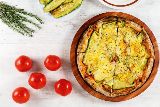 Bráz: pizza de abobrinha com parmesão Bráz: pizza de abobrinha com parmesão