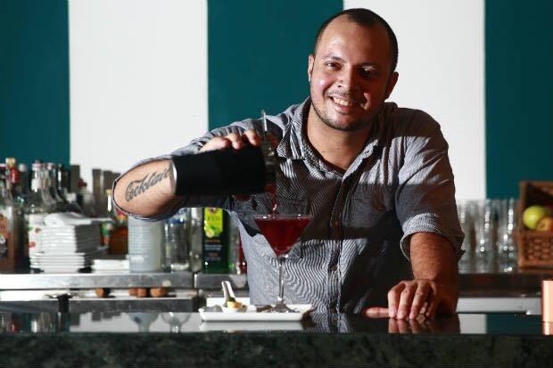 Luciano Guimarães, 36 anos. De São Paulo, fez carreira em Pernambuco, onde trabalha há 17 anos. Seu drink vencedor se chama Capone, uma variação de Manhattan criado em homenagem a Al Capone com whisky bourbon Bulleit, bitter e vinho do Porto defumado. Seu bar Pina Cocktails & Co. também é inspirado no tempo da lei seca dos EUA. <b></b>“O World Class alavanca ainda mais a profissão. É uma chance de se mostrar para o país, para o mundo e significa aprender muito”. Luciano Guimarães, 36 anos. De São Paulo, fez carreira em Pernambuco, onde trabalha há 17 anos. Seu drink vencedor se chama Capone, uma variação de Manhattan criado em homenagem a Al Capone com whisky bourbon Bulleit, bitter e vinho do Porto defumado. Seu bar Pina Cocktails & Co. também é inspirado no tempo da lei seca dos EUA. <b></b>“O World Class alavanca ainda mais a profissão. É uma chance de se mostrar para o país, para o mundo e significa aprender muito”.