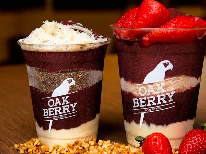 Quiosque serve caprichados copos de açaí em shoppings da capital