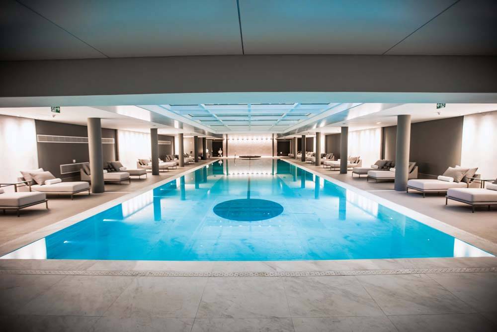Piscina coberta: fundo em m&aacute;rmore