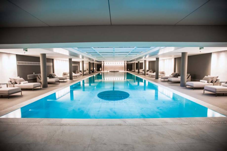 Piscina coberta: fundo em m&aacute;rmore