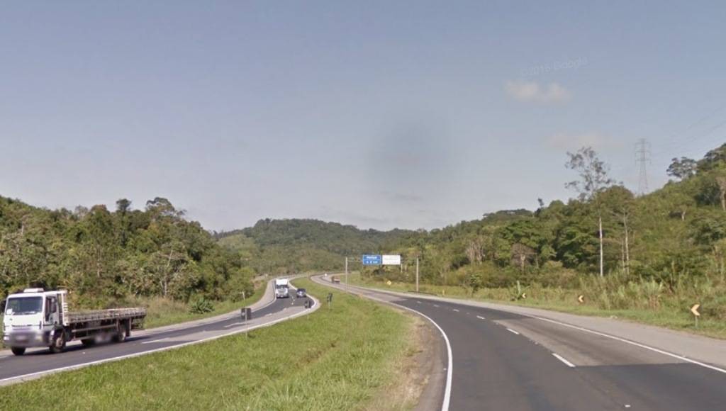 Tombamento de carreta congestiona a Régis Bittencourt