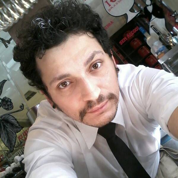 Renan Tarantino, 32 anos. De S&atilde;o Paulo, come&ccedil;ou na coquetelaria profissional h&aacute; 7 anos ap&oacute;s fazer o curso Learning for Life, da Diageo, e ter conseguido o primeiro lugar. Interessado por artes ocultas, buscou nos elixires antigos sua inspira&ccedil;&atilde;o para fazer o &ldquo;Aurora&rdquo;. Usou gin Tanqueray N.10, mix de lim&atilde;o, elixir herbal e vinho inspirado no vinho Mariani e vinho hipocr&aacute;tico. &ldquo;Participar do World Class &eacute; um reconhecimento do meu trabalho. Al&eacute;m disso, surgem v&aacute;rias oportunidades por estar junto com pessoas muito legais&rdquo;, diz.