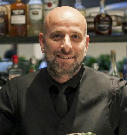 Ricardo Bassetto, 45 anos. Com 20 anos de profissão, já passou por diversas casas e hoje está no Sheraton WTC. Homenageou o arquiteto que criou as chaminés das destilarias de whisky com o drink “Doig’s Fan”, misturando Talisker 10, redução de balsâmico com mel de urze trufado, suco de pêra, limão siciliano, bitter de amêndoas negras, clara de ovo e flor de mel. “O World Class é o campeonato mais importante que existe e eu quero ganhar”, diz. Ricardo Bassetto, 45 anos. Com 20 anos de profissão, já passou por diversas casas e hoje está no Sheraton WTC. Homenageou o arquiteto que criou as chaminés das destilarias de whisky com o drink “Doig’s Fan”, misturando Talisker 10, redução de balsâmico com mel de urze trufado, suco de pêra, limão siciliano, bitter de amêndoas negras, clara de ovo e flor de mel. “O World Class é o campeonato mais importante que existe e eu quero ganhar”, diz.