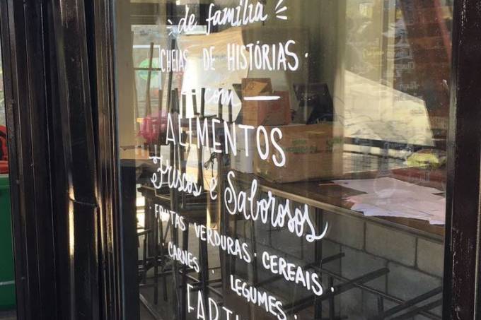 O endereço libanês em versão fast food: salão com balcão e mesas ao ar livre O endereço libanês em versão fast food: salão com balcão e mesas ao ar livre