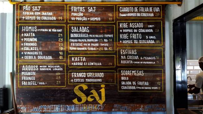 Cardápio fixo em madeira: escolha com autoatendimento Cardápio fixo em madeira: escolha com autoatendimento