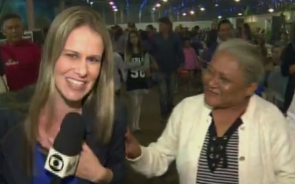 Mulher interrompe transmissão ao vivo para elogiar repórter