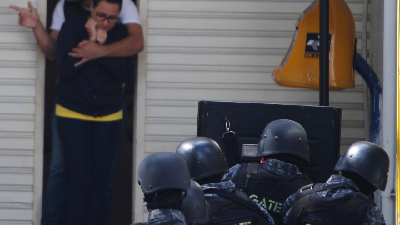 Homem faz funcionários reféns em agência dos Correios por 4 horas na Zona Leste
