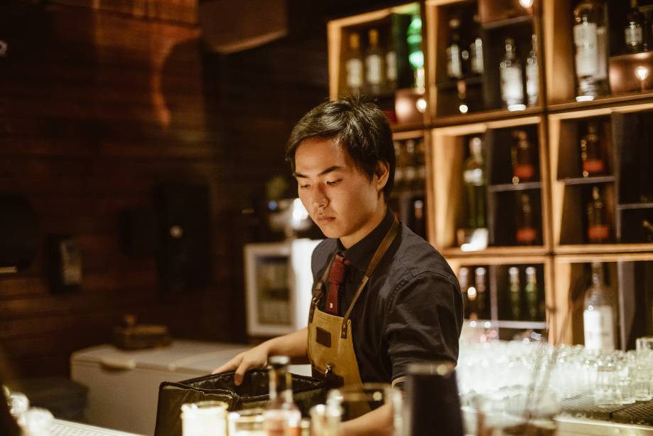 Vinicius Kodama, 23 anos. O mais jovem competidor, começou com 18 anos e hoje trabalha no Ponto Gim, em Curitiba. Chegou à final com o drink “Be my guest”, que mistura o bourbon Bulleit, suco de abacaxi, vermouth, bitter de cacau e café, aquafaba e teixo. É um twist de dois coqueteis: Jungle Bird e Negroni. “São mil e uma sensações porque o World Class tem essa parte de visibilidade e também consigo entrar em contato com outras pessoas. É uma vivência única. O campeonato puxa ao limite, estar sempre procurando coisas novas e mostrar”.