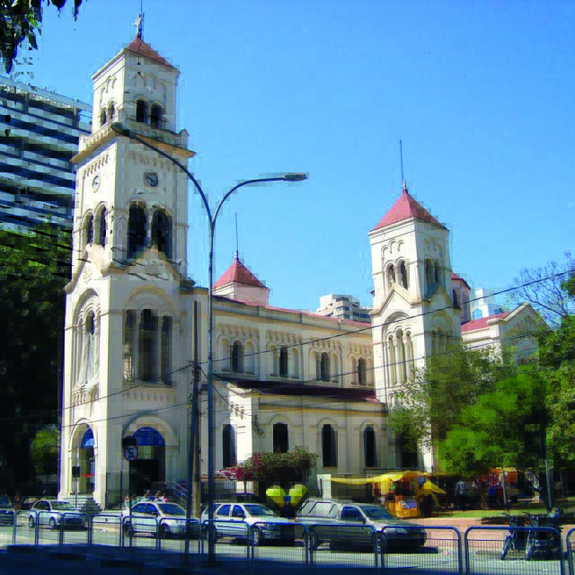 foto da fachada da paróquia nossa senhora aparecida, com a praça nossa senhora aparecida ao lado