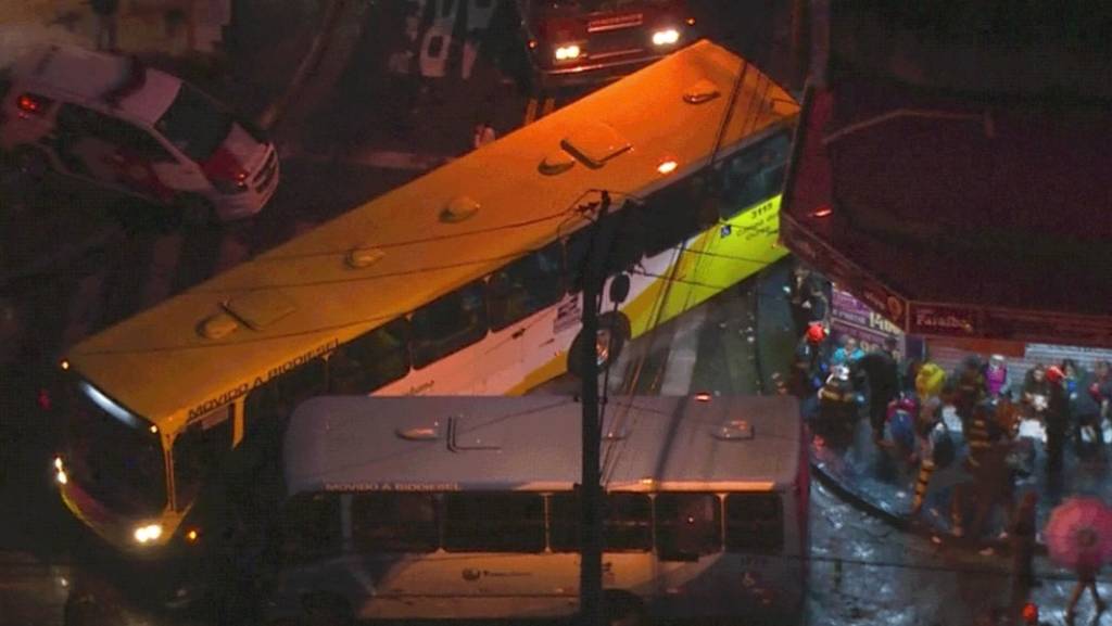 Acidente entre ônibus deixa feridos em Guarulhos