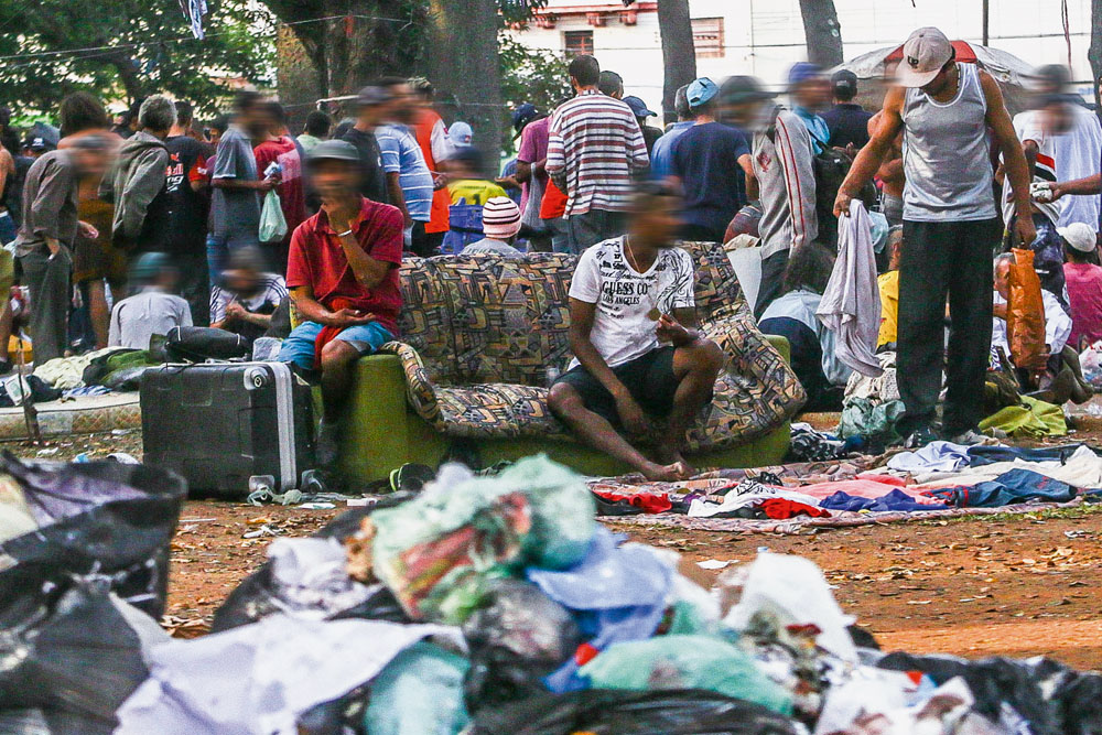 Atendimento para a Cracolândia é montado em estacionamento da GCM