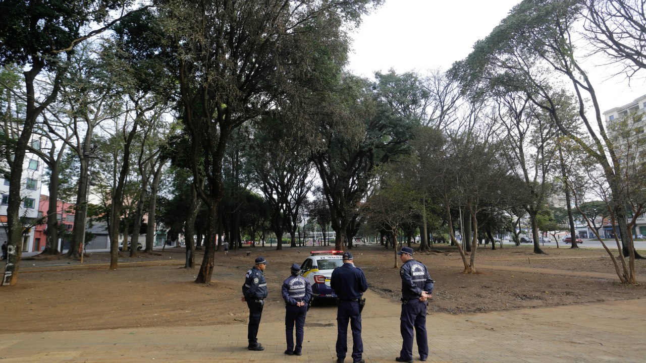 Usuários de droga deixam praça conhecida como ‘nova cracolândia’
