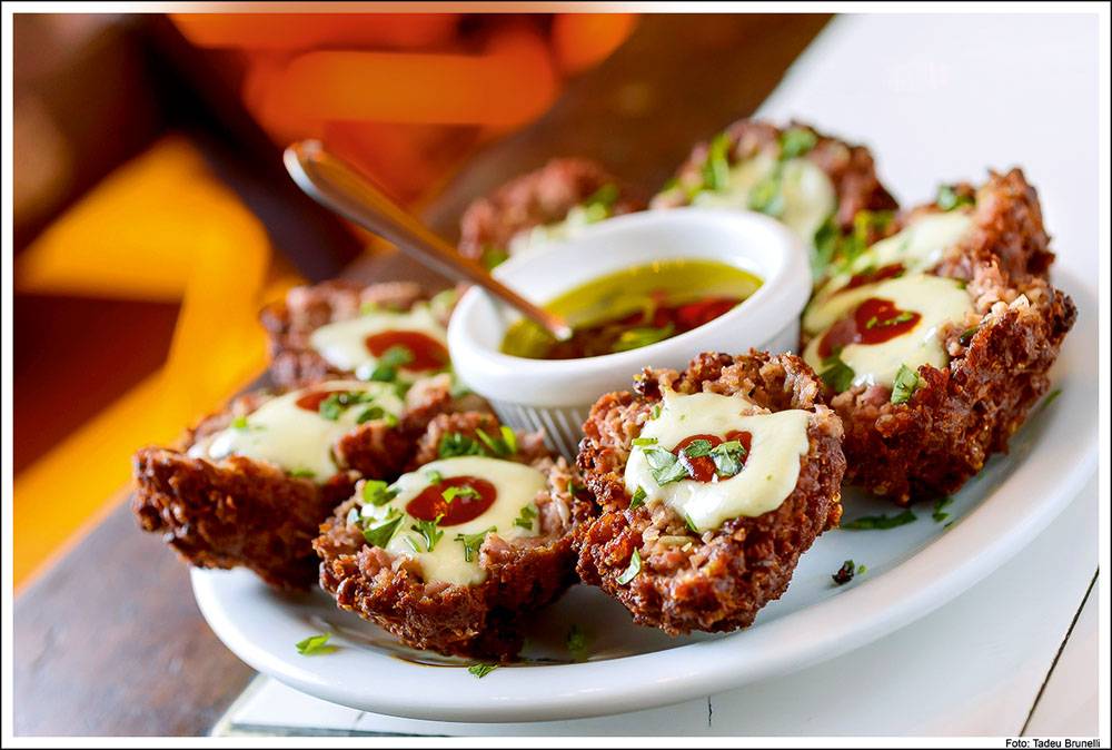 No Bar L&eacute;o: bolinhos de carne bem temperados (10 reais cada um)