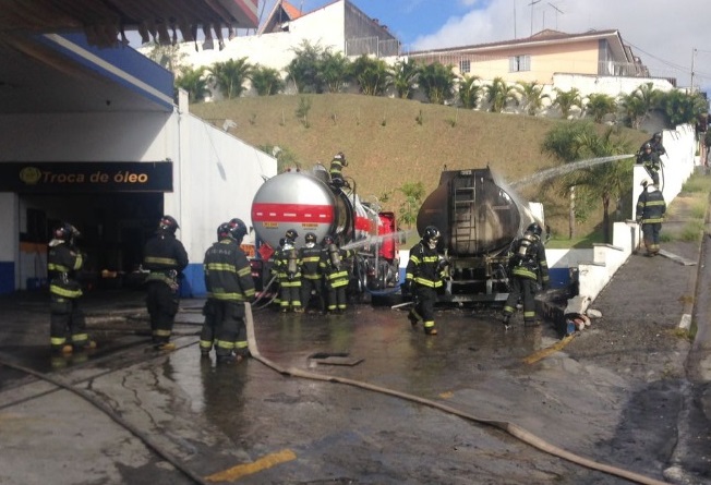 Carreta com etanol pega fogo em posto da Zona Norte
