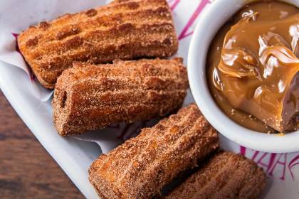 Mini churros com recheio de doce de leite _ Vaca Véia _ Festa Junina Mini churros com recheio de doce de leite _ Vaca Véia _ Festa Junina