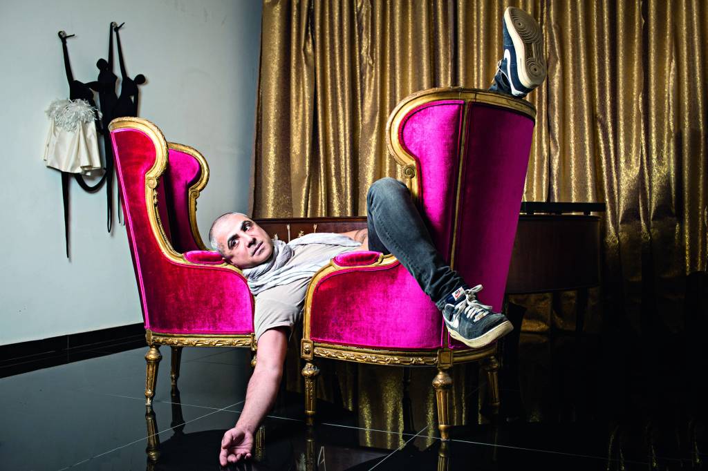 Sucesso nos anos 90, estilista Fause Haten se realiza no teatro