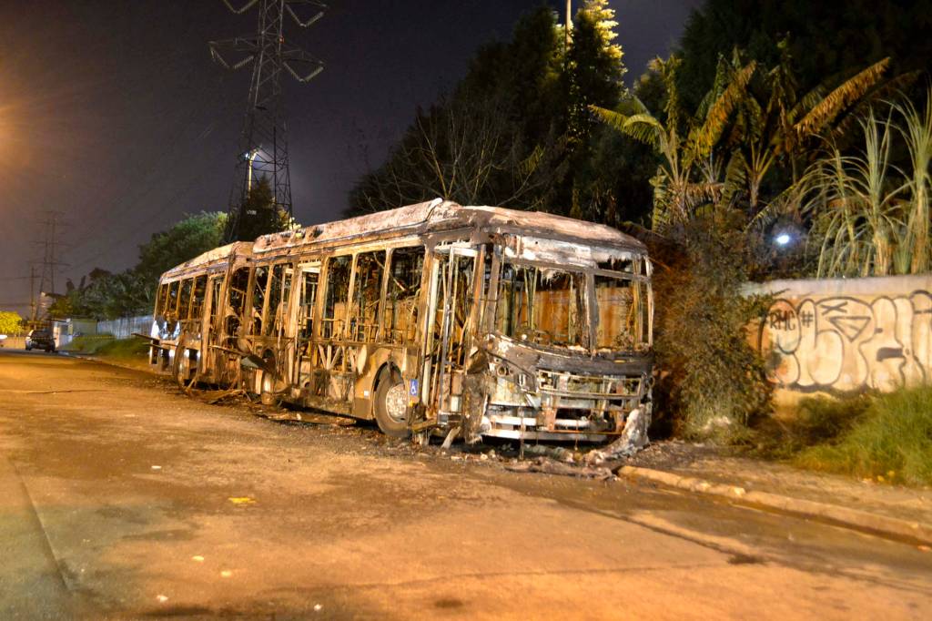 Ônibus é incendiado no Itaim Paulista, na Zona Leste
