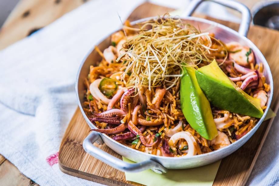 Fideos, massa refogada com rodelas e perninhas de lula, camarão, polvo, alho-poró e abacate por cima Fideos, massa refogada com rodelas e perninhas de lula, camarão, polvo, alho-poró e abacate por cima