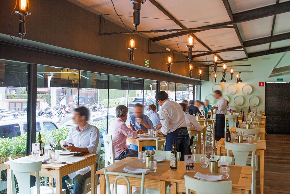 Lei da gorjeta: estabelecimentos aumentam taxa de serviço