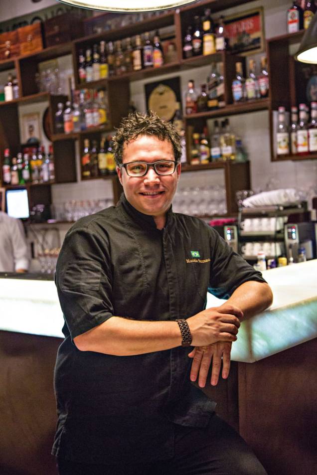 O bartender Marcelo Serrano O bartender Marcelo Serrano