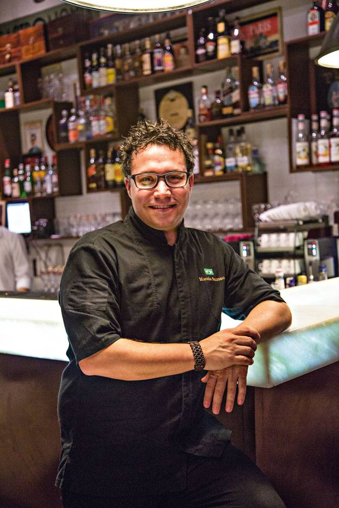 O bartender Marcelo Serrano