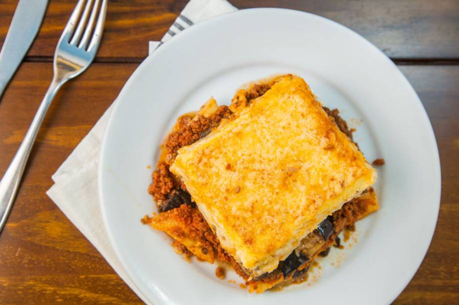 No prato do Acrópoles: o cliente escolhe na vitrine ou na cozinha No prato do Acrópoles: o cliente escolhe na vitrine ou na cozinha