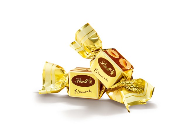 A linha Piemonte é feita de chocolate com gianduia e avelãs inteiras A linha Piemonte é feita de chocolate com gianduia e avelãs inteiras