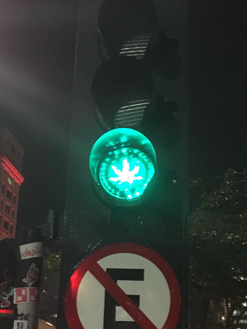 Semáforo com folha de maconha chama atenção na Avenida Paulista