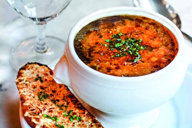 Sopa de cebola gratinada ao lado de torrada Sopa de cebola gratinada ao lado de torrada