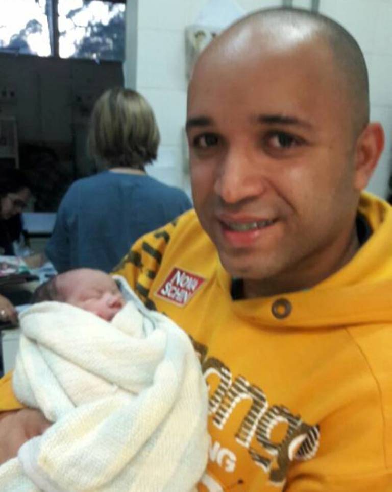 Homem registra momento em que encontra bebê abandonado em praça