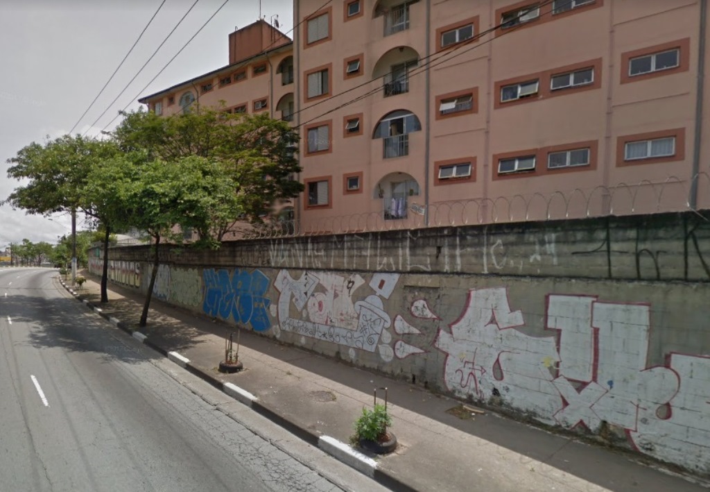 Motociclista morre após bater em muro na Zona Sul