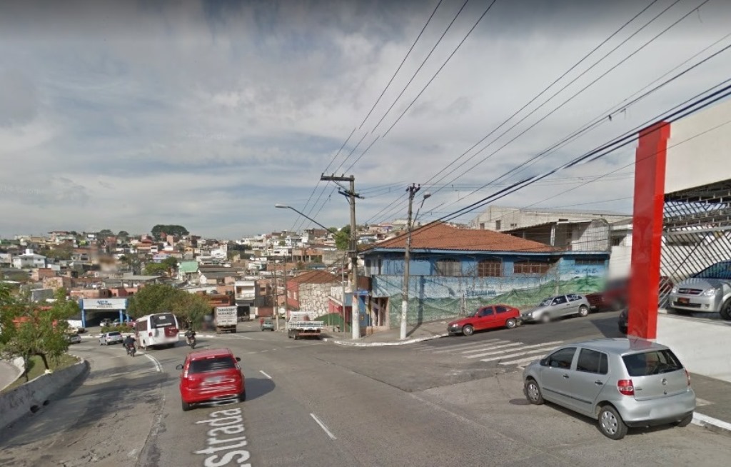 Caminhão tomba e interdita faixa na Estrada do M’Boi Mirim