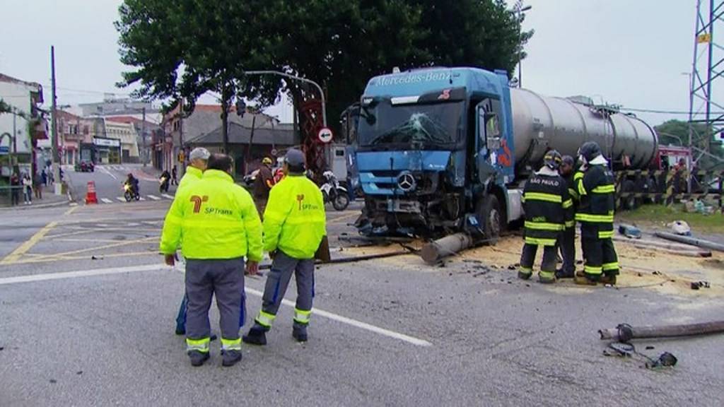 Caminhão derruba postes e interdita avenida na Zona Leste