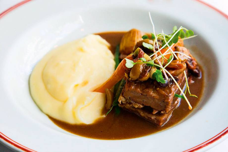 Costela bovina cozida ao pastis com azeitona e purê de batata Costela bovina cozida ao pastis com azeitona e purê de batata