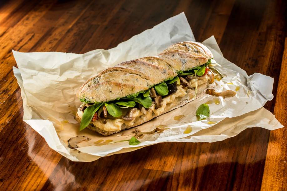 Bocaina: homus, cogumelos shiitake e shimeji, tomatinho, abobrinha, berinjela e minirrúcula
