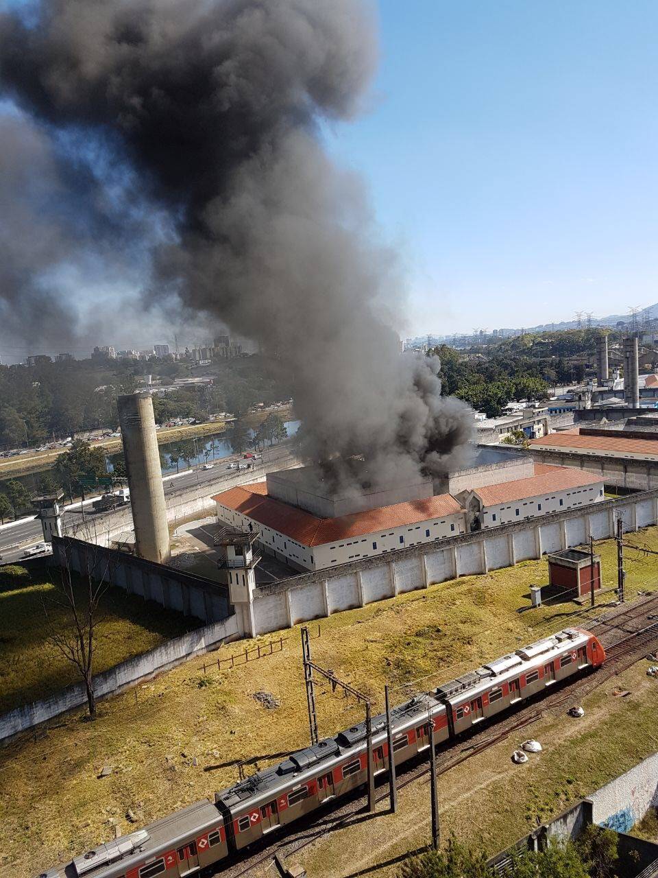 Presos ateiam fogo em colchões no Cadeião de Pinheiros