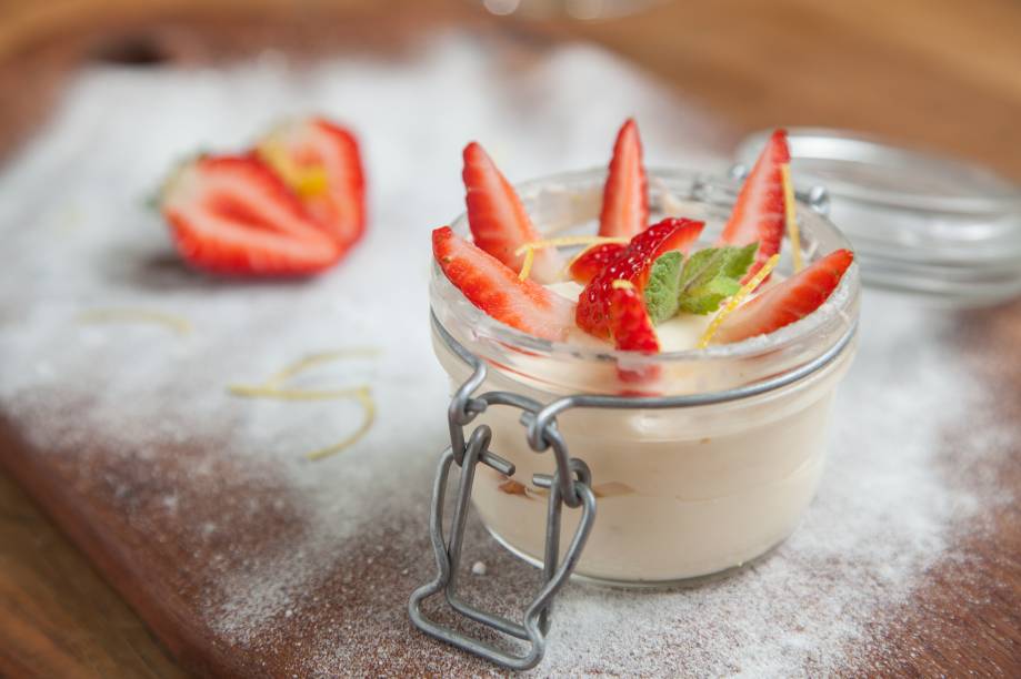 Creme de mascarpone perfumado por limão-siciliano com morango fresco