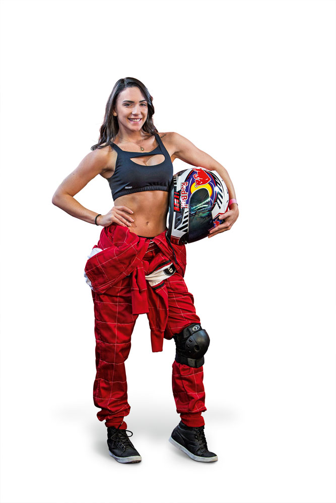 Artistas participam de campeonato de kart